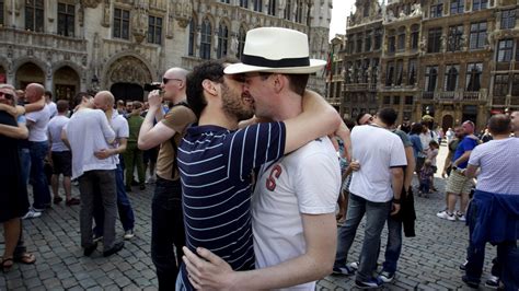 Fotos Escolha a melhor foto de beijo gay pelo mundo UOL Notícias