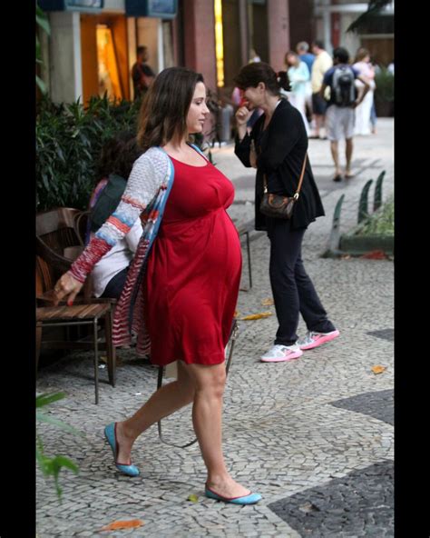 Foto Guilhermina Guinle Caminha Pelas Ruas Do Leblon No Rio Aos Sete