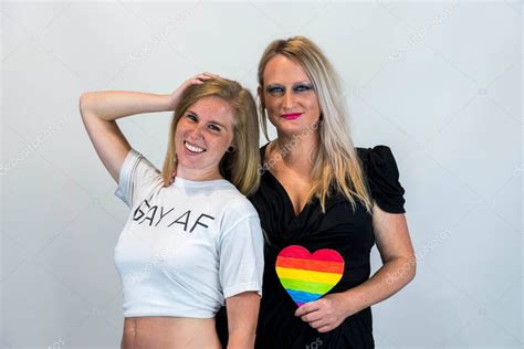 Una pareja gay muestra su amor por los demás en un ambiente de estudio Concepto de homofobia