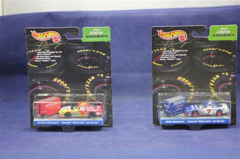Mattel Nascar Hot Wheels Pit Crew Collector Edition Klaussner Kelloggs