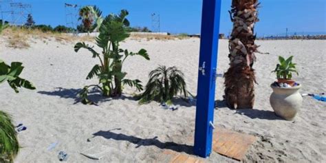 Messina La Spiaggia Di Torre Faro Presa Di Mira Dai Vandali