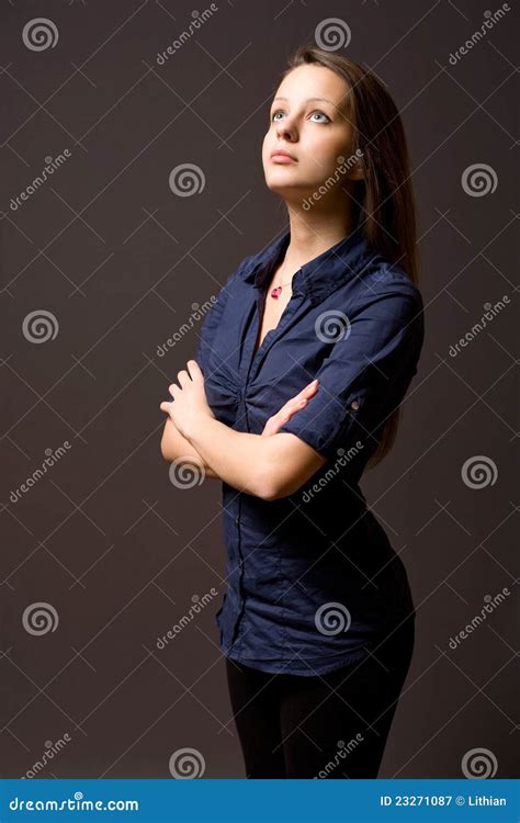 Jeune brunette mignon image stock Image du considérer