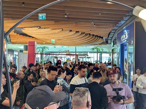 FOTO: Xiaomi a deschis primul magazin propriu din România. Zeci de