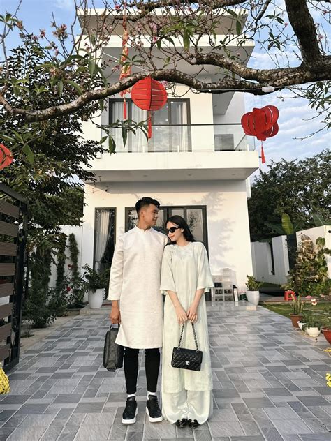 Cơ ngơi của trung vệ Thành Chung và vợ hot girl