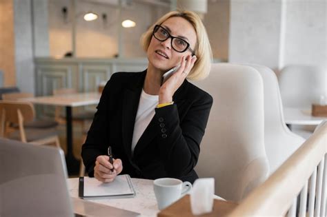 Femme D Affaires Blonde Travaillant Photo Gratuite