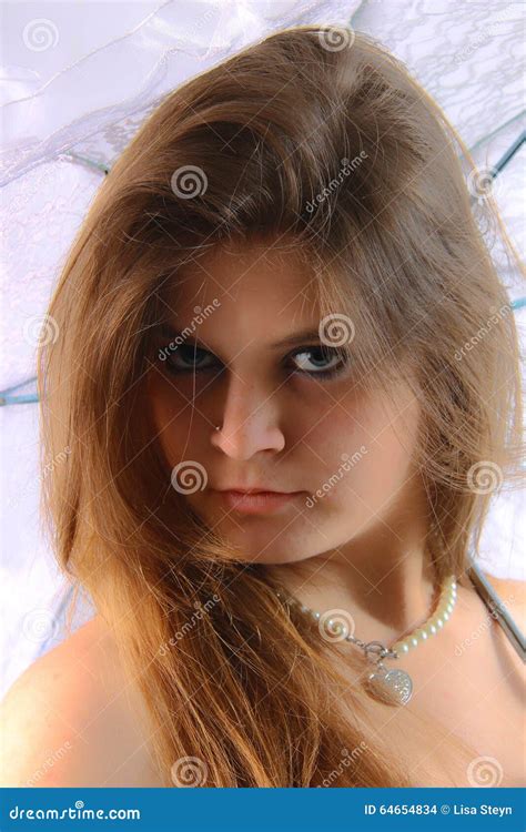 Fille Assez Blonde Avec Un Parapluie De Dentelle Photo Stock Image Du Afrique Beau