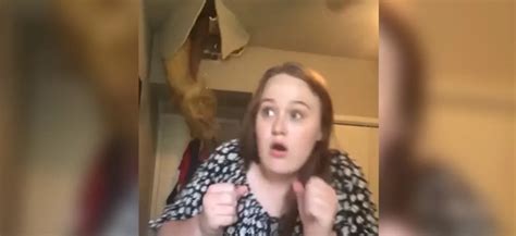 Alors quelle enregistre une vidéo dans sa chambre sa mère traverse le plafond vidéo LATINA