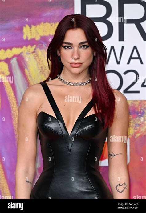 London Großbritannien März 2024 NUR Dua Lipa kommt bei den Brit