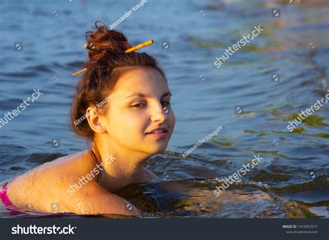 Beautiful Sexy Girl Pink Bikini Swims ภาพสตอก Shutterstock
