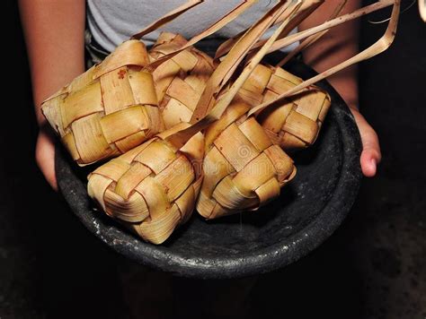 Bola De Masa Hervida Del Arroz De Ketupat Aislada En Fondo Negro Stock