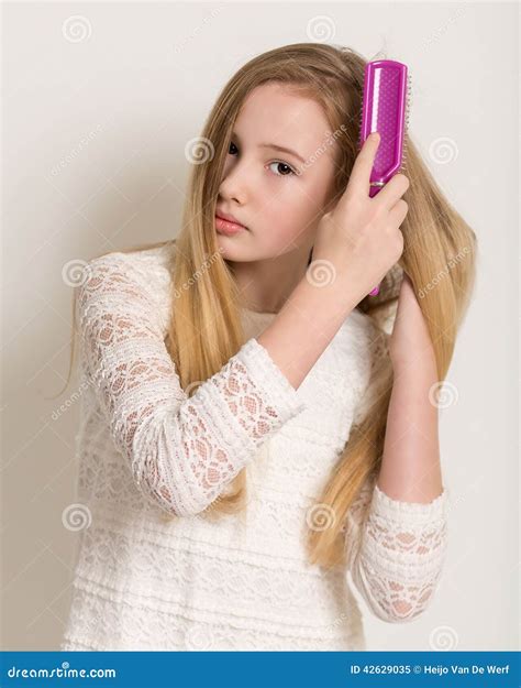 Fille Blonde Assez Jeune Se Brossant Les Cheveux Image Stock Image Du