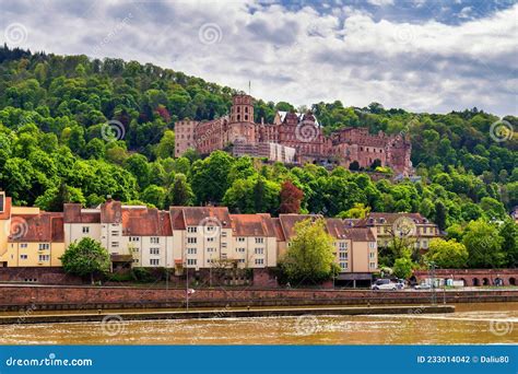 Ciudad De Heidelberg Con El Famoso Puente Antiguo Y El Castillo