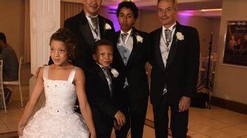 Papo de Mãe Casal gay conta a trajetória da adoção dos seus três filhos