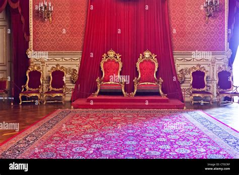 Roter thron -Fotos und -Bildmaterial in hoher Auflösung – Alamy