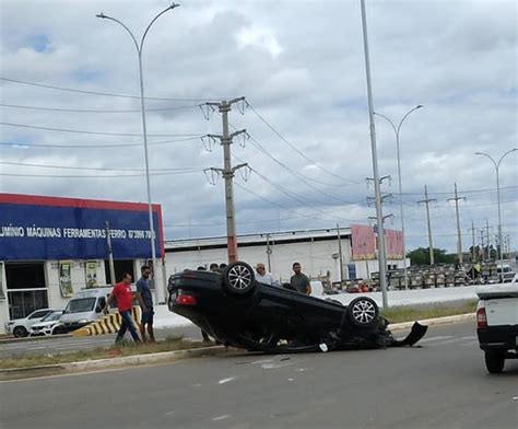 Motorista Perde Controle E Capota Ve Culo Na Avenida Sete De Setembro