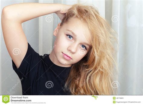 Fille Caucasienne Blonde De Sourire Avec De Longs Cheveux Image Stock