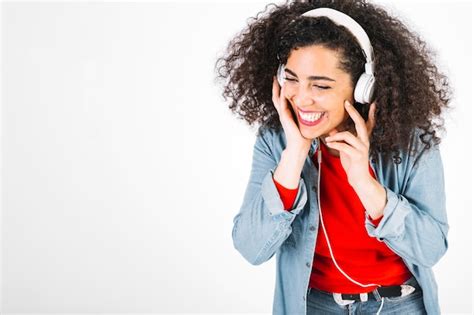 Lachender Brunette der Musik genießt Kostenlose Foto