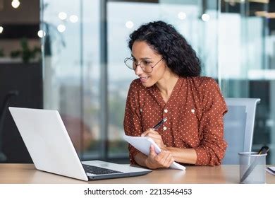 Una persona latina viendo Más de 22 085 fotos de stock con licencia libres de regalías