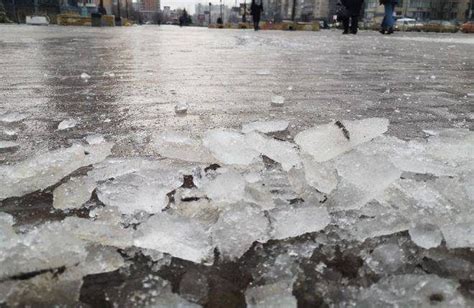 Ученые объяснили, когда лед бывает самым скользким и почему