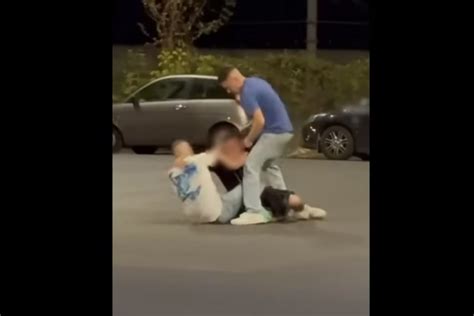 Pugni Calci E Cinghiate A Una Coppia Gay In Strada Il Video Dell Aggressione Omofoba A Roma