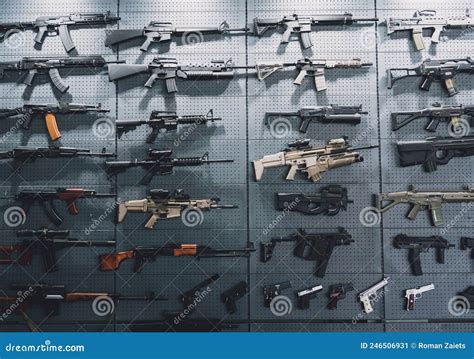 Recogida De Rifles Y Carabinas En La Pared Imagen De Archivo Imagen