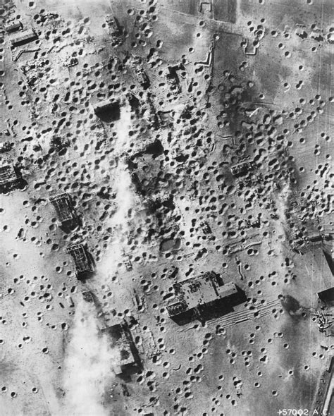Аэрофотосъемка результатов бомбежки аэродрома в районе австрийского ...