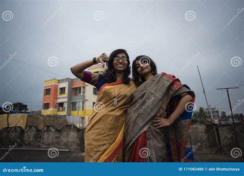 Portr T Von Zwei Jungen Indischen Brunette M Dchen Von Schwestern Von Freunden Mit Dem