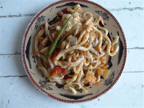 Такая обычная лапша, а во сто крат вкуснее магазинной (за что я и люблю ...
