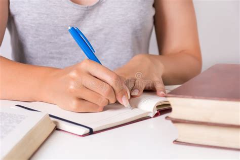 El Estudiante Retira El Examen De La Hoja Escrita En La Mano Imagen De