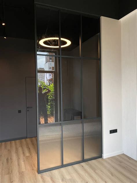 Зонирующая перегородка с рифленым стеклом