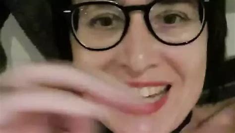 Milf spritzt in öffentlicher Dusche xHamster