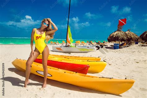 Foto De Beautiful Sexy Blonde Model Girl In Bikini At The Seaside Of The Caribbean Beach Luxury