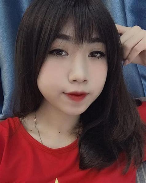 Chân dung cô em gái kém tuổi xinh xắn như hot girl của tiền đạo Văn Toàn