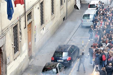 Sterco E Lanci Di Uova Alla Manifestazione Degli Studenti Il Corteo In