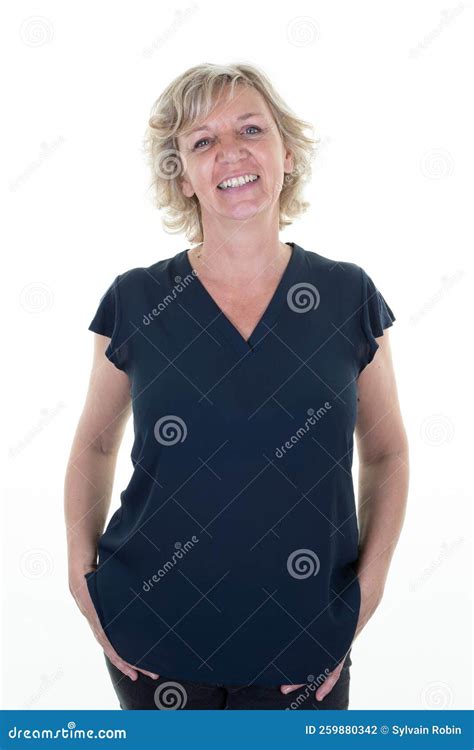 Vrolijke Blonde Caucasiaanse Oudere Vrouw Glimlacht En Ziet Er Prachtig Uit Op Witte Achtergrond