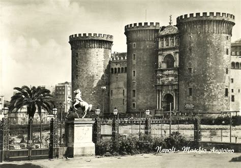 Napoli Il Maschio Angioino Ovvero Castel Nuovo Dai Giardini Di