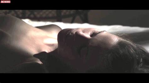 Naked Marisol Ribeiro In Azul Marinho Preto E Branco