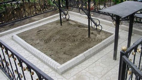 Укладка тротуарной плитки на могиле в Туле