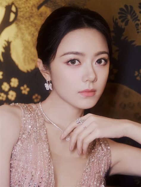 Mỹ nhân X hot nhất hiện tại bị đuổi khỏi showbiz sau khi đoạn clip kinh hoàng dài gần phút