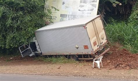 Caminh O Fica Sem Freio E Sai Da Pista Na Sc Em Seara O Dia Sc