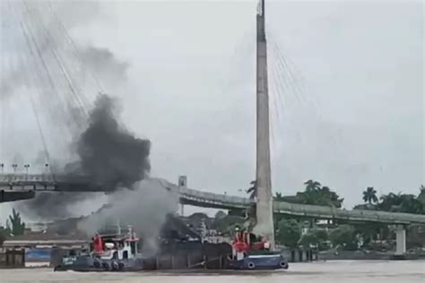 Kapal Tongkang Muatan Batubara Tabrak Tiang Jembatan Gentala Arasy