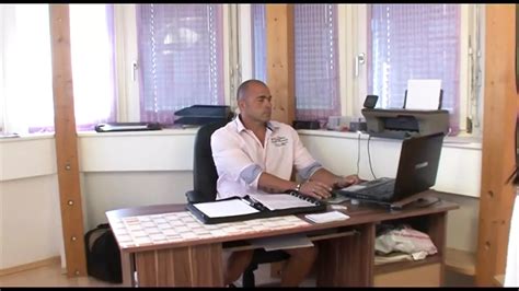 Milf Zeigt Sich Ihrem Arbeitgeber Um Ihn Zu Gewinnen Und Ihn Nackt Zu Machen Indem Sie Ihn Vor