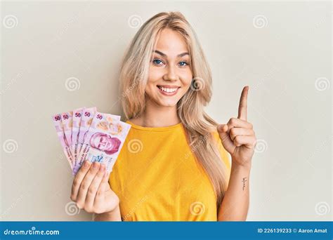 Mooi Blonde Caucasiaans Meisje Met Mexicaanse Pesos Biljetten Glimlachen Met Een Idee Of