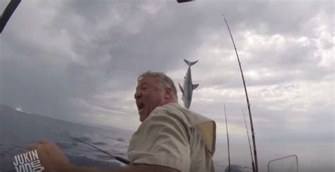 This Is Why You NEVER Want To Hook A Mako Shark Next To Your Boat!