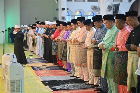 Sultan Terengganu Solat Sunat Aidilfitri Bersama 3 000 Jemaah Utusan