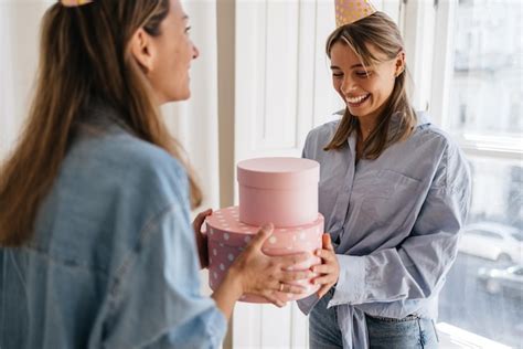 Excit E Jeune Femme Caucasienne Blonde Recevant Un Cadeau De Son Amie L Int Rieur Concept De