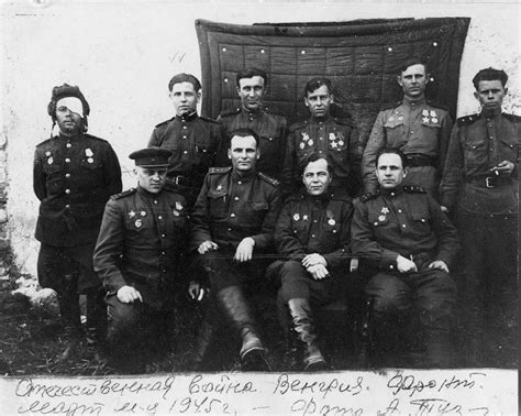 Группа бойцов и командиров 27-й гвардейской танковой бригады после боев ...