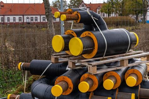 Diversos Divisores De Tubos Pretos Em Paletes Em Um Canteiro De Obras