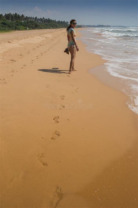 Mooie Vrouw In Bikini Het Zonnebaden Stock Afbeelding Image Of Hoed Aantrekkelijk 57380283