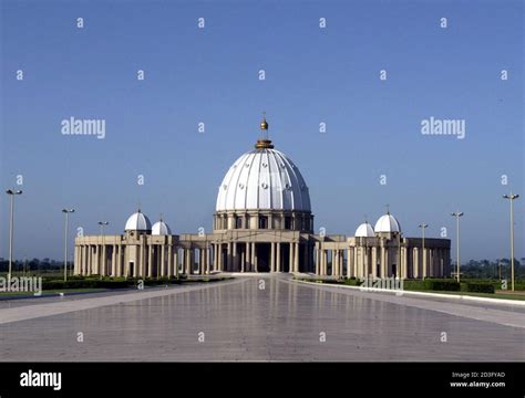 Basilica in yamoussoukro hi-res stock photography and images - Alamy